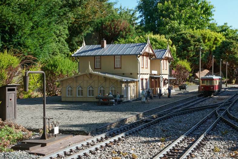 Ein Bild, das drauen, Eisenbahn, Bahn, Zug enthlt.

KI-generierte Inhalte knnen fehlerhaft sein.